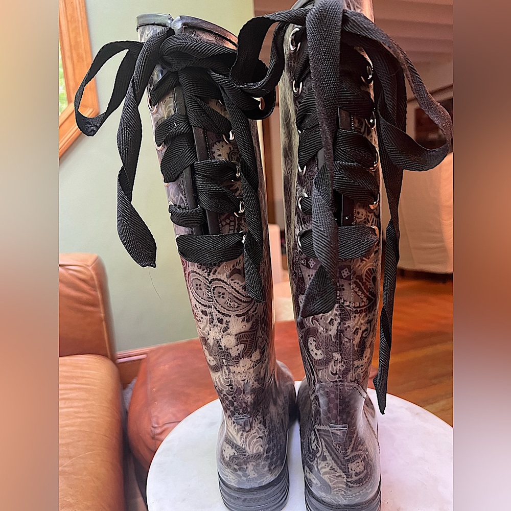 Women’s rain boots